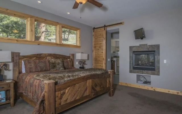 Garlands' Alpine Lodge Luxury Vacation At Windcliff 3 Bedroom Home by RedAwning
