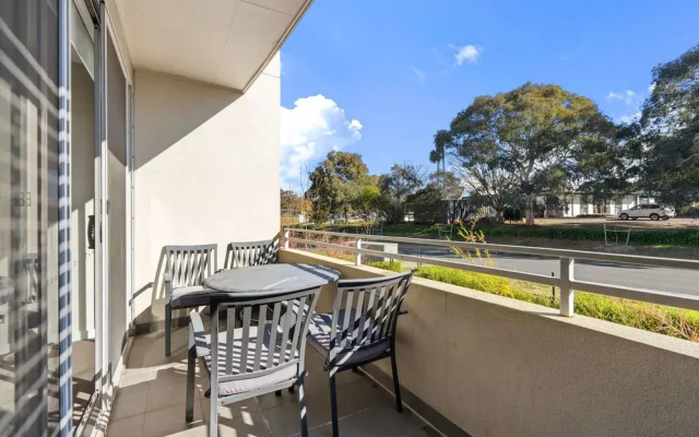 Stylish Curtin Stay With Balcony Views