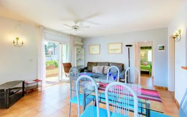 Apartamento con jardín y parking cerca del mar en Roses