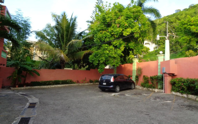 Tropical Court Hotel