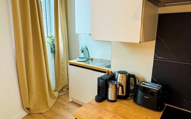 1BR Apt With Living Room Near CityArea