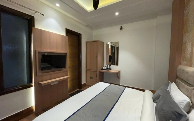 Hotel Crown Savoy, Near Railway Station & GURU NANAK DEV UNIVERSITY