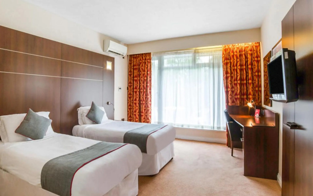 OYO The Bridge House Hotel