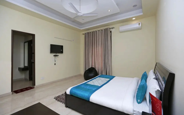 OYO 9072 Noida Dreamz