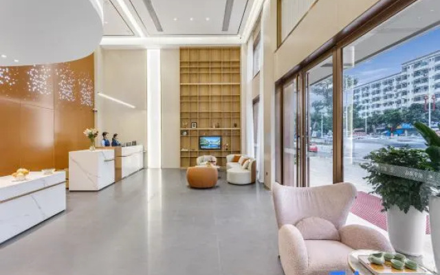 Baiheng Hotel (Shenzhen International Convention & Exhibition Center Tangwei Metro Station Branch)
