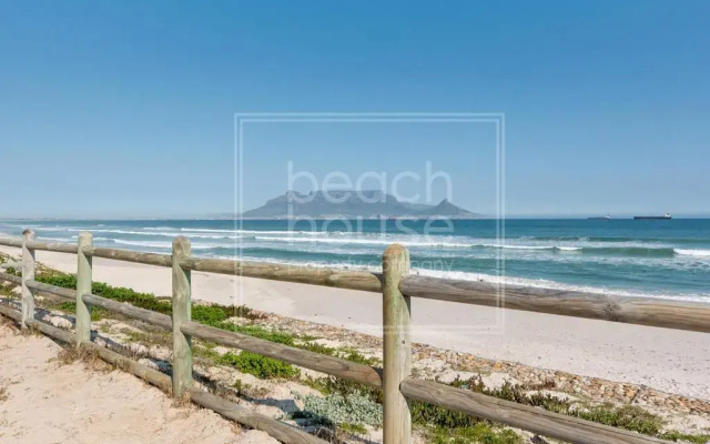 Warm Contemporary 2-bedroom apartment- Blouberg, Cape Town