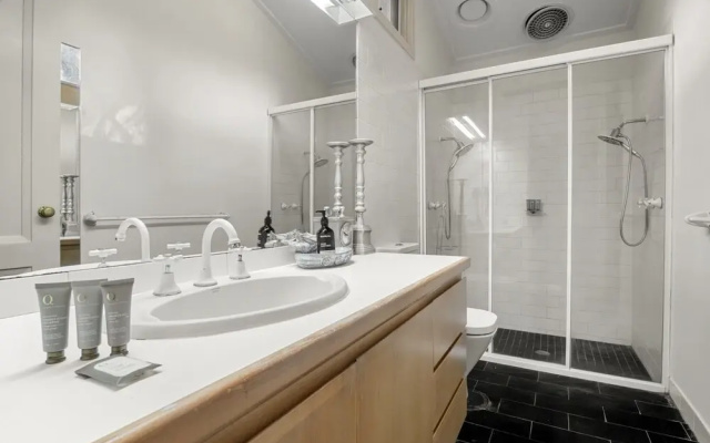 5-bed Haven With Pool Minutes From Beaches