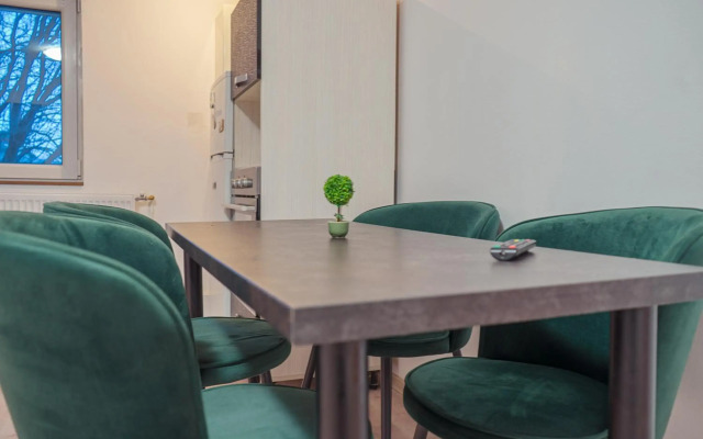 Lovely 2 bedroom, living and private bath apartment