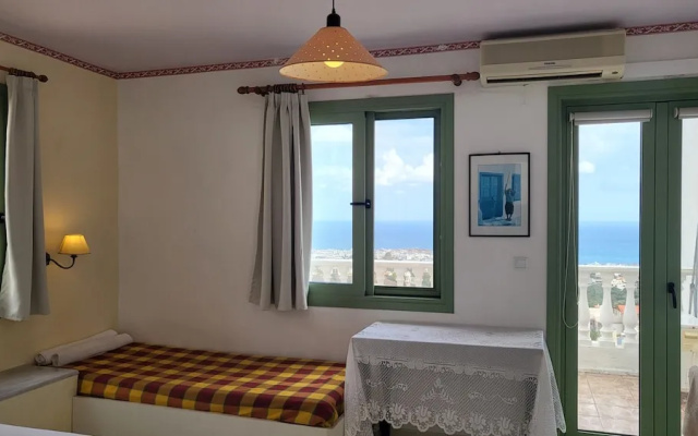 Studio Quiet And Peaceful And Very Relaxing With Kitchen, Shared Pool and Ac