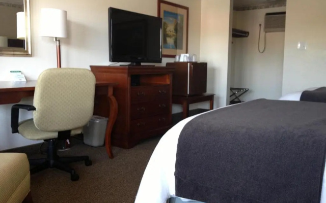 Holiday Hill Inn & Suites