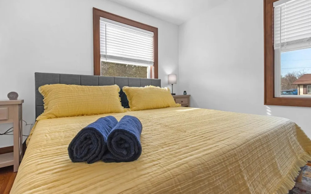 Riverfront Kayaks Bay Access Sleeps 15