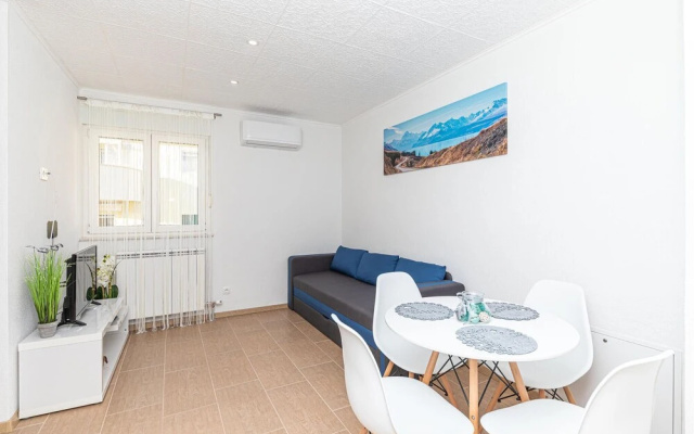 Amazing Apartment in Kastel Luksic With 1 Bedrooms and Wifi