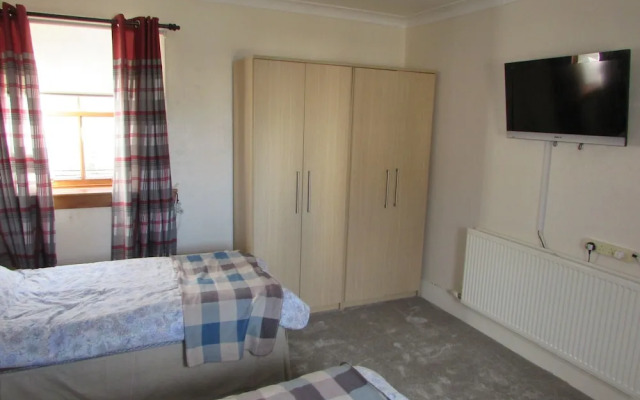 Spacious 3 Bedroom House With Outdoor Patio Area for Outdoor Dining and Wifi