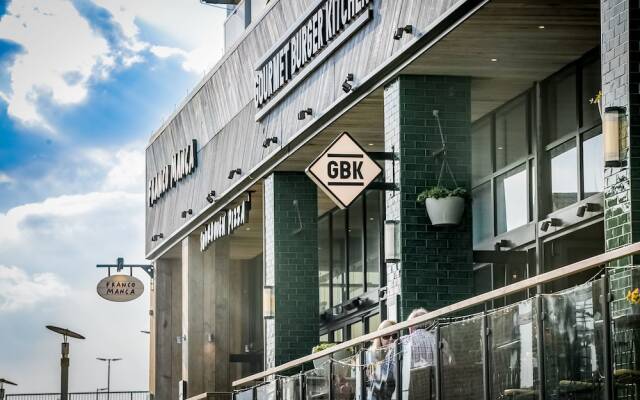 Отель Rethink Living - Luxury Brighton Marina вид на фасад