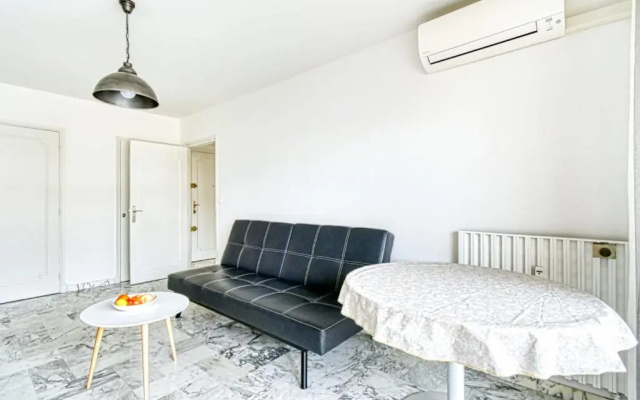 Bright Apartment near Croisette with terrace and parking by GuestReady