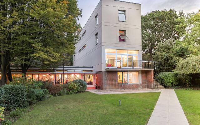 Отель Safestay London Kensington Holland Park Великобритания, Лондон - 1 отзыв об отеле, цены и фото номеров - забронировать отель Safestay London Kensington Holland Park онлайн вид на фасад
