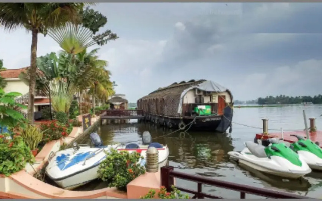 Sterling House boat Lake Palace Alleppey