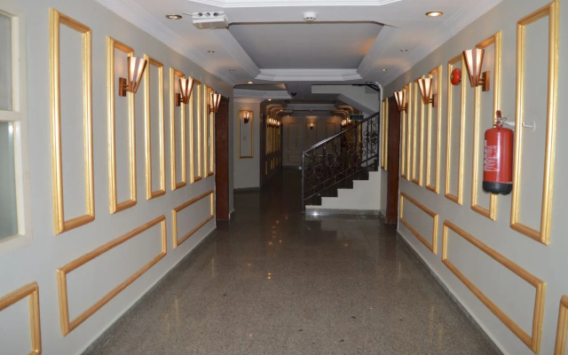 Crystal Al Sharq Apart Hotel