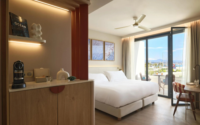 Marina Bay Riviera Hotel, Curio Collection by Hilton