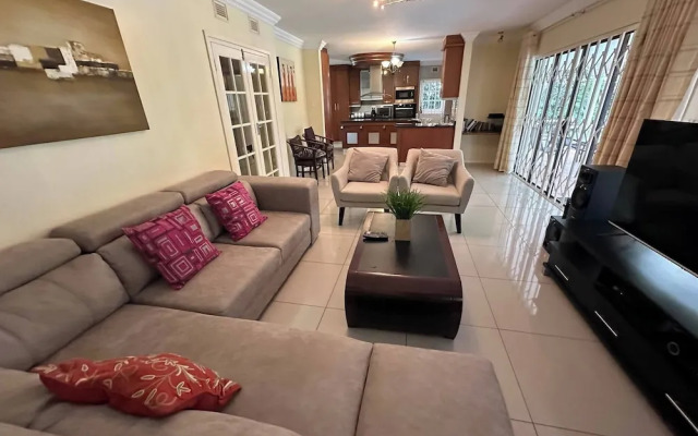 Spacious 4BR Home Pool & Balconies Krantzkloof