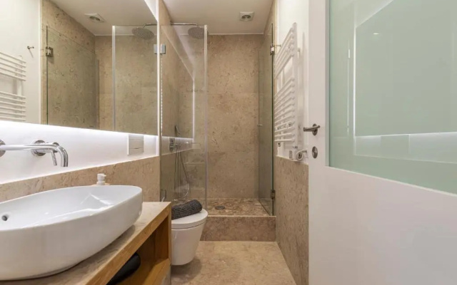 Upscale & Trendy flat in the Center