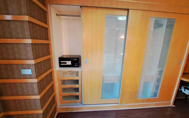 2D - 3 Bedroom Downtown Apartment With Shared Pool