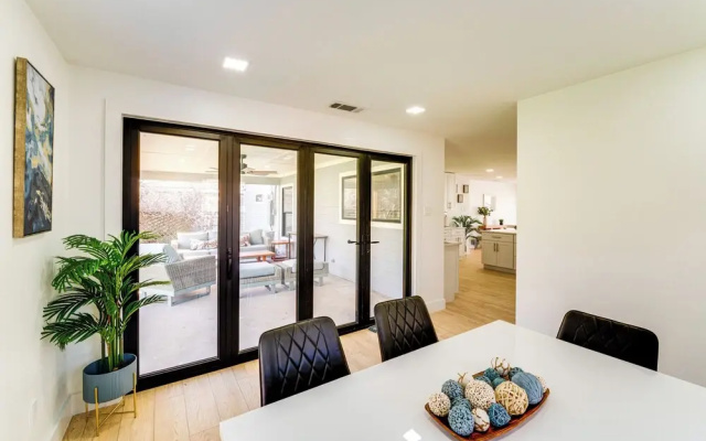 Stylish Irving Retreat w/ Patio & Fire Pit