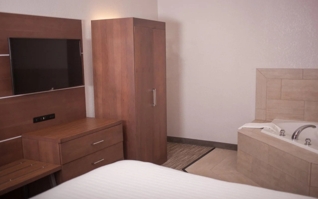 Holiday Inn Express & Suites Logan By IHG