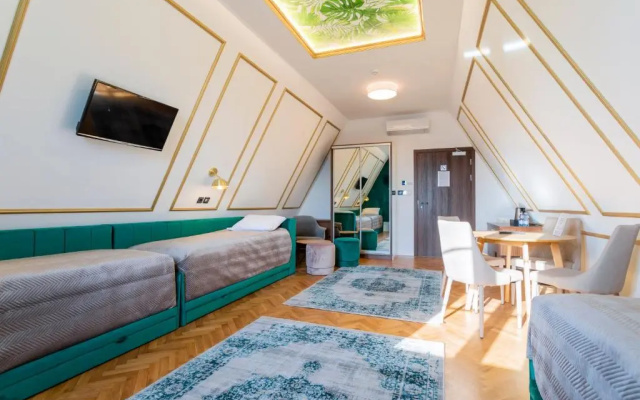 Forrest Apartments & Hostel