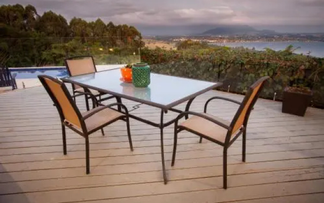 Acacia Bay Lodge Bed & Breakfast