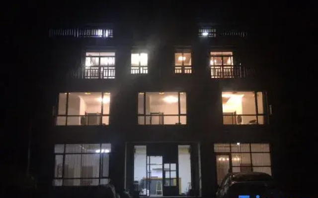 Rong She House