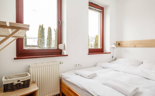 Отель Apartamenty pod Lipkami w Centrum z balkonami (parking) комната для гостей