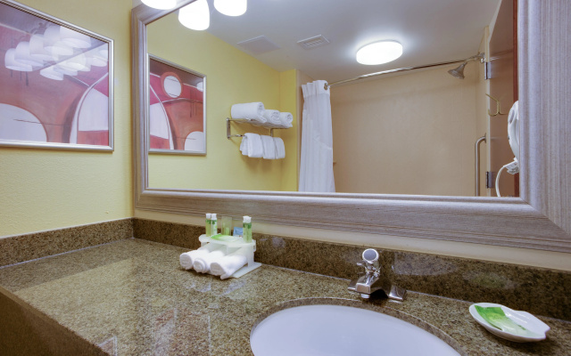 Holiday Inn Express & Suites Charleston - Northwoods by IHG