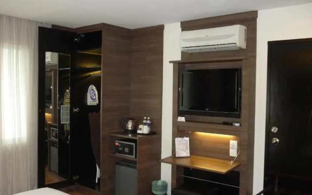 Deluxe Double room (full double bed) · Frenz Hotel Kuala Lumpur — photo 3