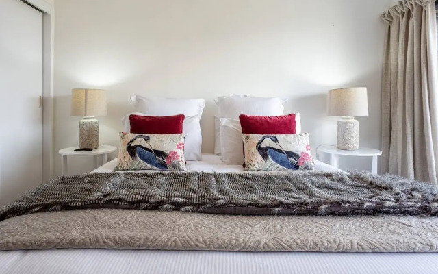 Beautiful Spacious Lake View City Townhouse