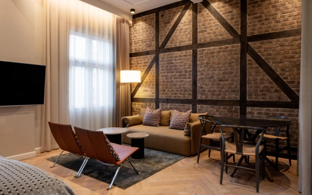 Ascot Hotel & Apartments