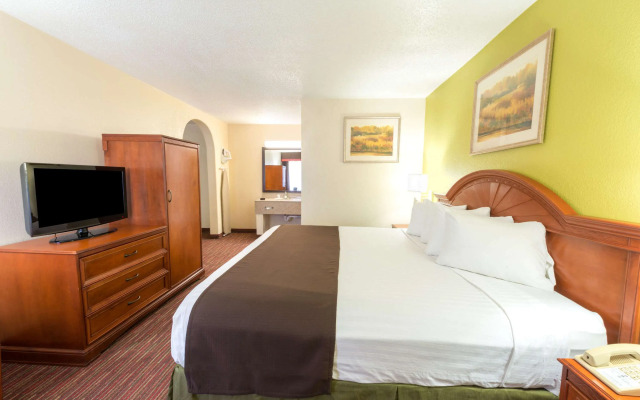 Baymont by Wyndham Louisville East