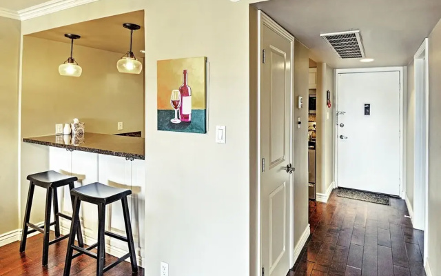 < 1 Mi to Old Town! Couples Haven w/ Pool Access