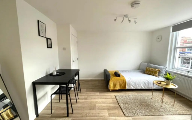 Central, Bright & Spacious Apartment - Parking Included