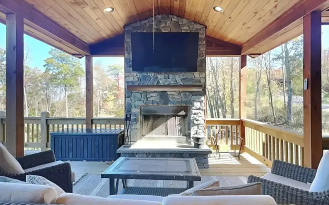 Mama Bear Lodge by Taylor Made Deep Creek