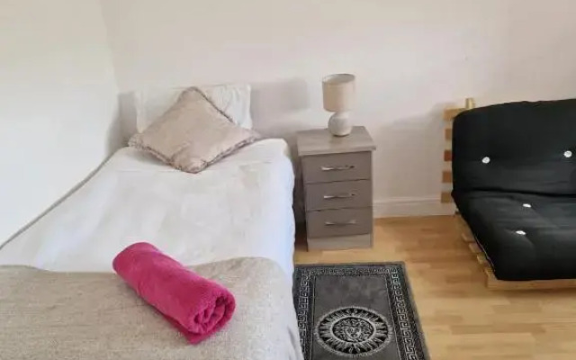 Doncaster Dream House Retreat- Sleeps 9