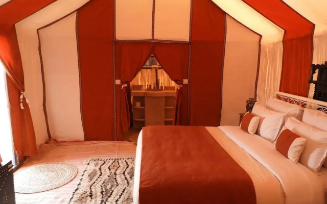 Room-sleeping in a Luxury Tent in Merzou