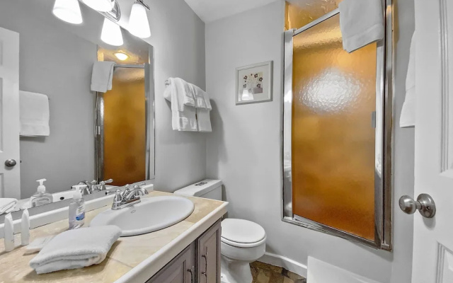 310 Snowblaze 2 Bedroom Condo by RedAwning
