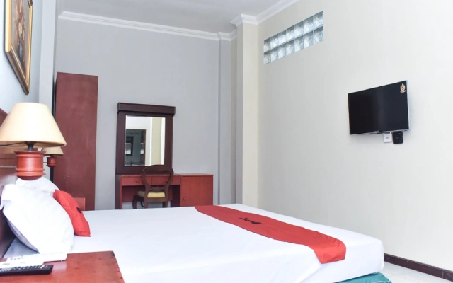 RedDoorz near Kampung Warna Warni