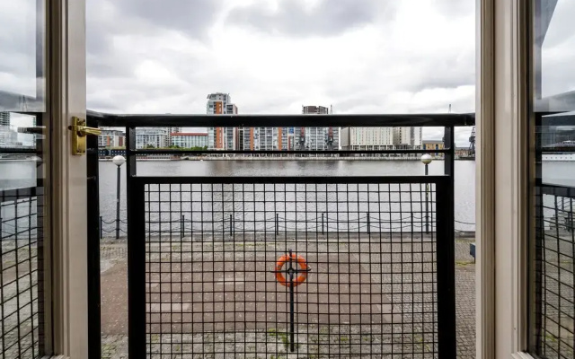 Panoramic Docklands Home