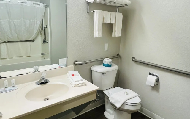 Days Inn Wall