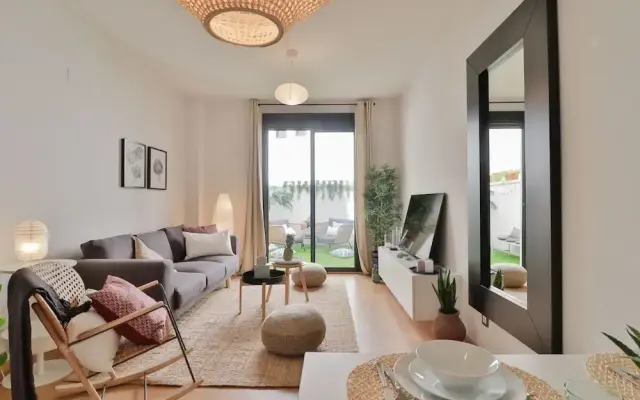 Deluxe Apartment Downtown with Pool and Parking