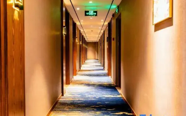 Yitel Collection Hotel (Qingdao Railway Station Zhanqiao Seaview)