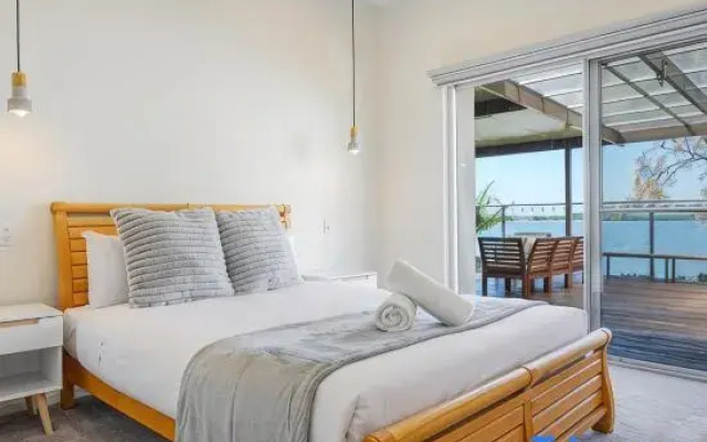 Spacious 4BR Riverfront Getaway in Taren Point