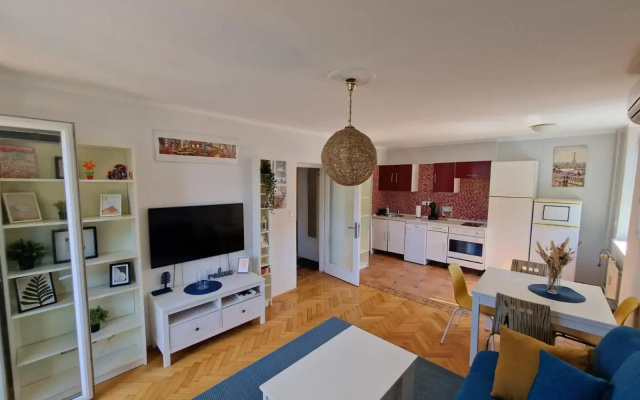 Lovely condo with free parking